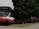 Autobus MHD po kolizi s osobním autem narazil do budovy eského statistického...