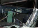 Autobus MHD po kolizi s osobním autem narazil do budovy eského statistického...