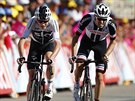Chris Froome (vlevo) a Tom Dumoulin bojují v koncovce jedenácté etapy Tour de...