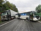 Pi nehod cisterny s obilím, linkového autobusu, dodávky a nákladního...