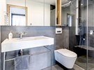 Koupelna pro hosty je vybavena sprchovým koutem s panelem s masáními tryskami,...