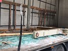 Z kamionu se v Lázních Toue vysypalo deset tun skla. (11.7.2018)