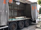 Z kamionu se v Lázních Toue vysypalo deset tun skla. (11.7.2018)