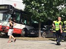 Autobus MHD po kolizi s osobním autem narazil do budovy Českého statistického...