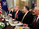Trump se na summitu opel u snídan do Nmecka
