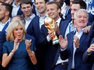 Macron oslavuje vítzství s fotbalisty v Elysejském paláci