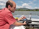 Petr Kvapil pi kontrole pontonu s ultrazvukovmi vyslaem pro likvidaci sinic...