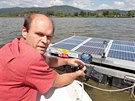 Petr Kvapil pi kontrole pontonu s ultrazvukovmi vyslaem pro likvidaci sinic...