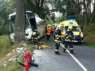 U Hraniních Petrovic na Olomoucku narazil linkový autobus do stromu. Zranilo...