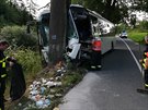 U Hraniních Petrovic na Olomoucku narazil linkový autobus do stromu. Zranilo...