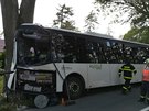 U Hraniních Petrovic na Olomoucku narazil linkový autobus do stromu. Zranilo...
