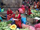 Trhovci v Indii si své stánky asto rozloí pímo v cest. idim nezbývá, ne...