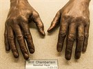 Slavné ruce. Wilt Chamberlain si nechal odlít ruce z bronzu.
