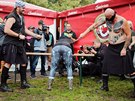 Dobrovolníci na festivalu Obscene Extreme snáejí rány biíkem i rákoskou (18....