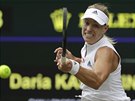 Nmecká tenistka Angelique Kerberová se opírá do míku ve tvrtfinále...