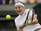 Lotysk tenistka Jelena Ostapenkov hraje bekhendem ve tvrtfinle Wimbledonu,...