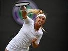 Slovensk tenistka Dominika Cibulkov servruje ve tvrtfinle Wimbledonu. V...