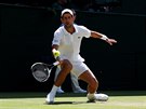 Srbský tenista Novak Djokovi sebral hned v prvním gamu ve finále Wimbledonu...