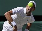 Brejk potvrzený. Srbský tenista Novak Djokovi se ve finále Wimbledonu rychle...
