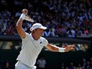 Jihoafrický tenista Kevin Anderson v akci. Ve finále Wimbledonu hraje poprvé v...