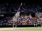 Jihoafrický tenista Kevin Anderson servíruje. V prvním setu finále Wimbledonu...