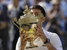 Polibek ampiona. Srbský tenista Novak Djokovi vyhrál svj 13. grandslam v...