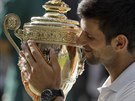 S trofejí. Srbský tenista Novak Djokovi porazil ve finále Wimbledonu...