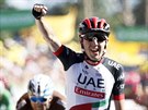 Irský cyklista Daniel Martin triumfáln projídí cílem esté etapy Tour de...