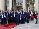 Francouzský prezident Emmanuel Macron pijal se svou manelkou Brigitte...