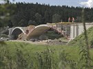 Kompletní rekonstrukce Dolanského mostu pes eku Berounku potrvá do listopadu....
