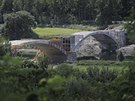 Kompletní rekonstrukce Dolanského mostu přes řeku Berounku potrvá do listopadu....