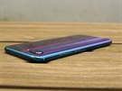 Honor 10 je tak smartphone mnoha barev: zelená se tu mní podle úhlu...
