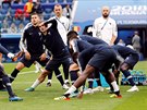 Francouztí fotbalisté se rozcviují ped semifinále mistrovství svta proti...