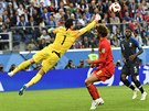 Francouzský gólman Hugo Lloris zasahuje ped belgickým záloníkem Marouane...