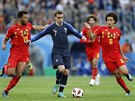 Francouzský forvard Antoine Griezmann kontroluje balon v zápase s Belgií....