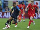 Francouzský rychlík Kylian Mbappé prchá belgickému záloníkovi Kevinu De...