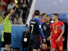 Belgický kapitán Eden Hazard dostává lutou kartu v semifinále s Francií.
