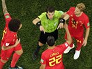 Belgití fotbalisté v semifinále proti Francii vániv diskutují se sudím...
