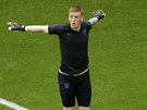 Anglický gólman Jordan Pickford se rozcviuje ped duelem o bronz s Belgií.