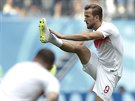 Anglický kapitán Harry Kane (uprosted) se protahuje ped utkáním s Belgií.