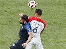 Francouzský útoník Olivier Giroud svádí hlavikový souboj s chorvatským...