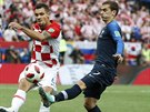 Francouzský forvard Antoine Griezmann blokuje odkop chorvatského obránce Dejana...