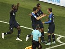 VEDEME. Francouztí fotbalisté se radují z úvodního gólu ve finále mistrovství...