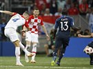 Chorvatský záloník Ivan Perii dává vyrovnávací branku ve finále mistrovství...