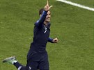 Francouzský útoník Antoine Griezmann se raduje z promnné penalty ve finále...