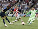Francouzský forvard Kylian Mbappé stílí, chorvatský gólman Danijel Subai...