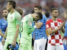 ZKLAMÁNÍ. Chorvattí fotbalisté (vpedu branká Danijel Subai) smutní po...