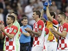 DÍKY ZA PODPORU. Chorvattí fotbalisté tleskají fanoukm po poráce ve finále...