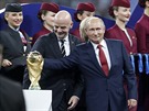 Ruský prezident Vladimir Putin polaskal trofej pro vítze mistrovství svta,...