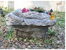 Tento náhrobek patí k nejznámjím Olanských hbitovech. Jsou zde podle...